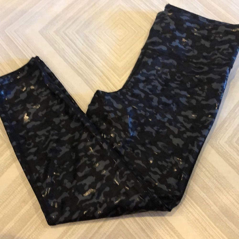 Gap Fit Black & Grey Shine Camouflage Leggings